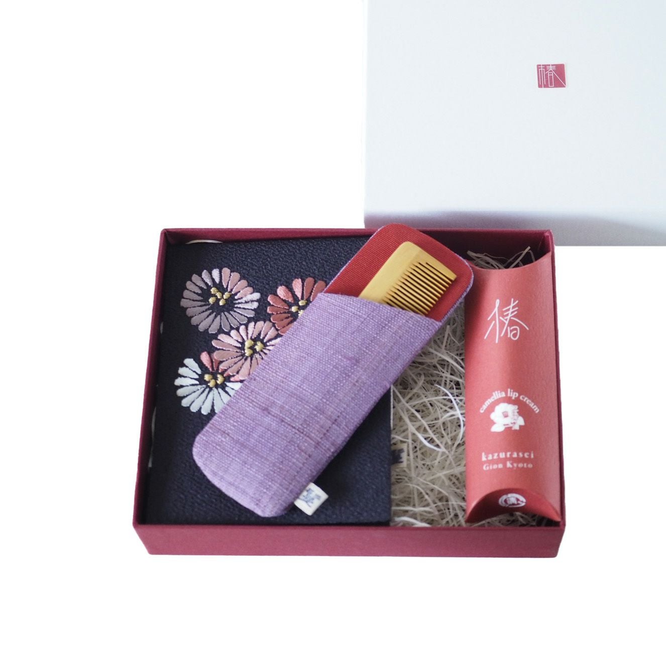 刺繍立て鏡と通し櫛（あかね櫛）セット（椿りっぷ） | かづら清老舗